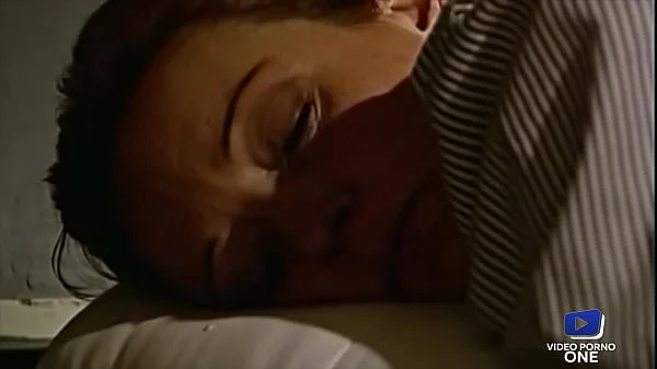 Swann, prisonnière dévouée, baise avec le directeur